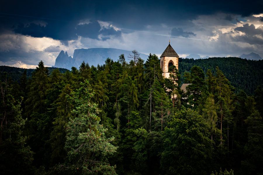Kirche im Nadelwald